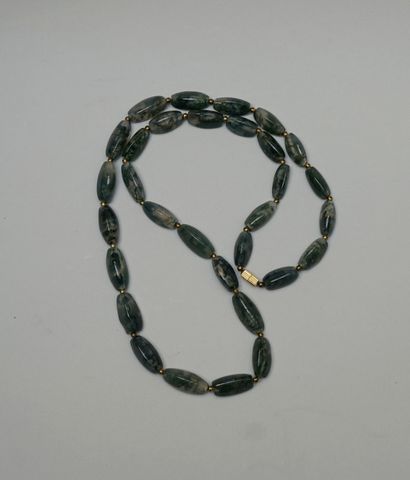 COLLIER sautoir composé de perles d'agate...