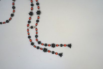 
Necklace made of alternating smooth onyx,...
