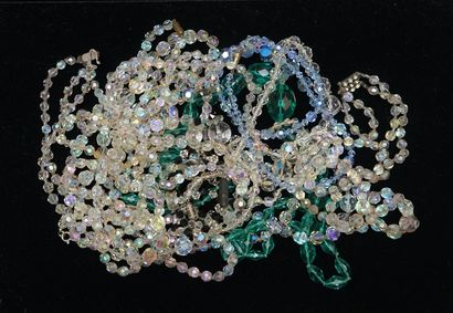 ENSEMBLE composé de douze colliers ras de...
