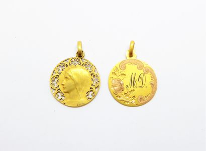 LOT OF 2 MEDALS in 18K (750/°°) yellow gold...