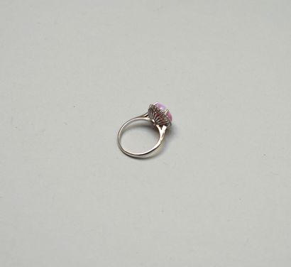 14K (585/°°) white gold ring set with a synthetic...