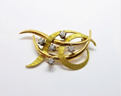 18K (750/°°) yellow gold brooch featuring...