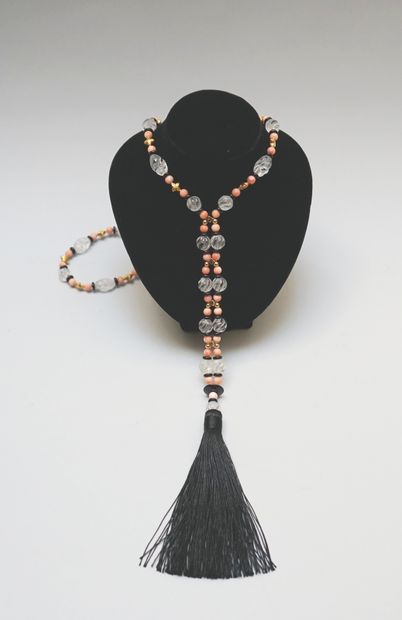 Necklace made of alternating pearls of angel...