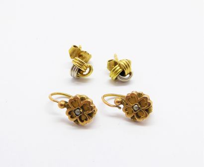 Lot of 2 PAIRS OF EARRINGS in 18K (750/°°)...