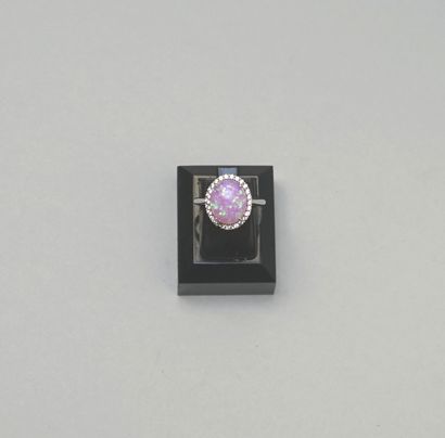 14K (585/°°) white gold ring set with a synthetic...