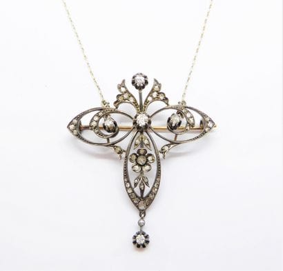 COLLIER en or blanc 18K (750/°°) orné d'un...