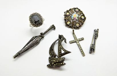 lot of silver PINS 800/°° decorated with...