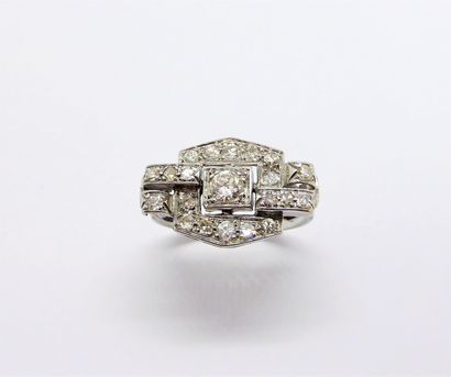 BAGUE en platine, art déco, ornée de diamants...