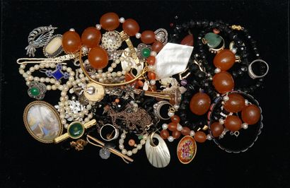 LOT de bijoux fantaisie en matières diverses...