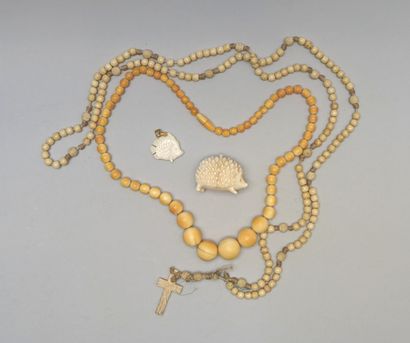 SET of an ivory ball necklace, a hedgehog...