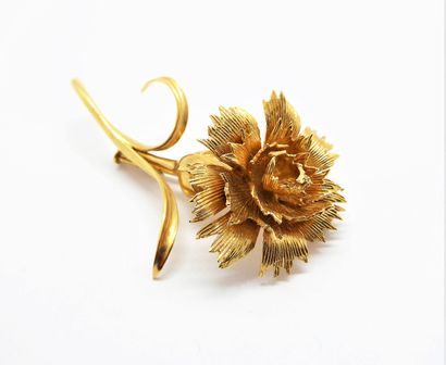 18K (750/°°) yellow gold pin featuring a...