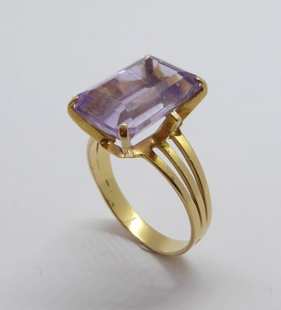 RING in 18K (750/°°) yellow gold, set with...