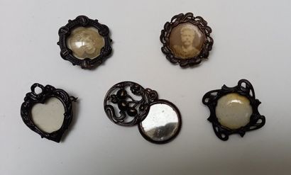 ENSEMBLE composé de 57 petites broches porte-photos...