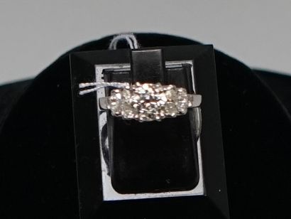 18k (750/°°) white gold ring centered on...