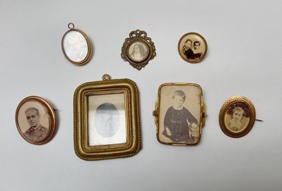 ENSEMBLE composé de 57 petites broches porte-photos...