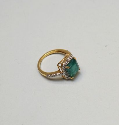 A 18k (750/°°) yellow gold ring set with...