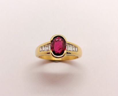 RING in 18K (750/°°) gold, set with a half-set...