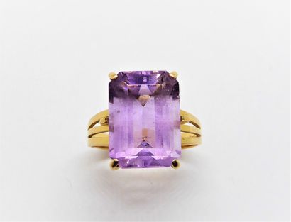 RING in 18K (750/°°) yellow gold, set with...