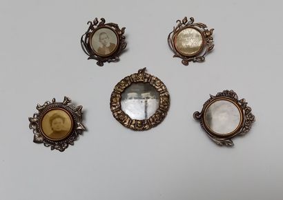 ENSEMBLE composé de 57 petites broches porte-photos...