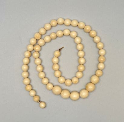SAUTOIR en chute de boules d'ivoire, le fermoir...