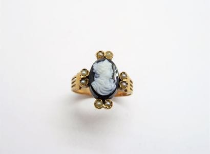 BAGUE en or jaune 18K (750/°°), camée sur...