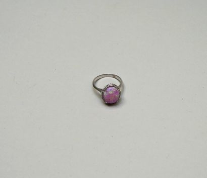 14K (585/°°) white gold ring set with a synthetic...