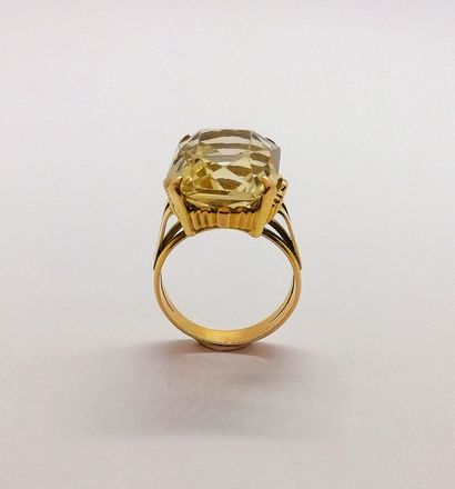 RING in 18K (750/°°) pink gold, set with...