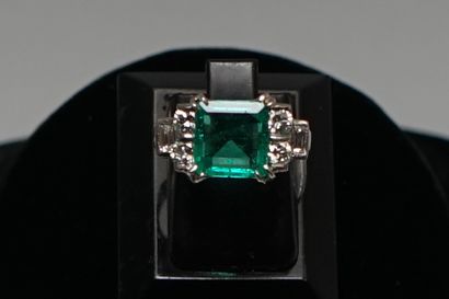 18k (750/°°) white gold ring centered on...