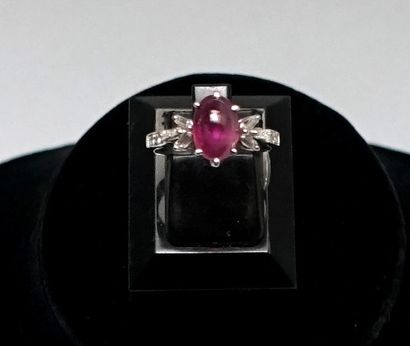 18k (750/°°) white gold ring set with a pink...