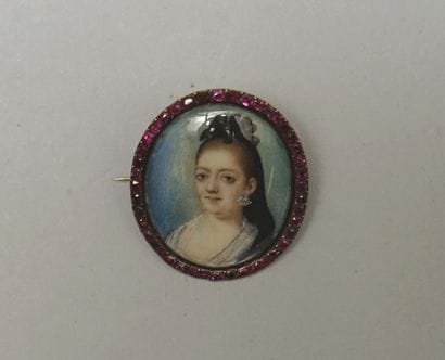BROCHE ovale à monture en or 18k (750/°°)...