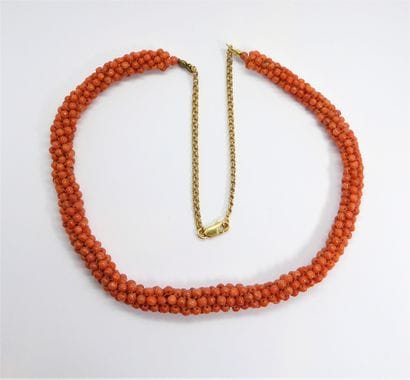 COLLIER en or jaune 18K (750/°°) et perles...