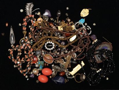 IMPORTANT LOT of costume jewelry in various...