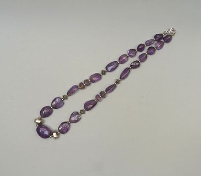 NECKLACE composed of faceted pebbles of amethyst...