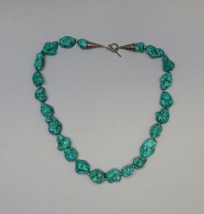 COLLIER composé de pépites de turquoise brute...