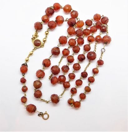 CHAPELET en or jaune 18K (750) et agate,...