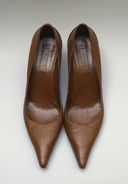 GUCCI - Pair of pumps in camel leather, decorated...