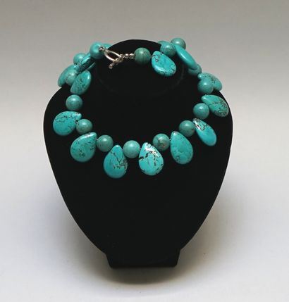 COLLIER composé de perles gouttes de turquoises...