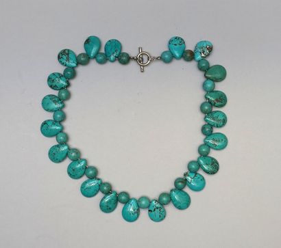COLLIER composé de perles gouttes de turquoises...