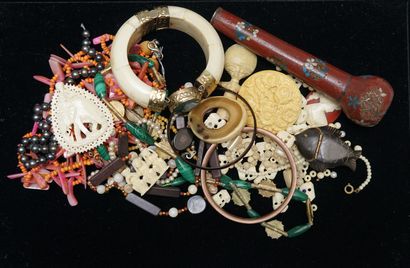 ENSEMBLE de bijoux fantaisie en matières...
