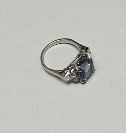 18k (750/°°) white gold ring set with a 6.40ct...