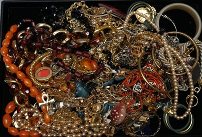 IMPORTANT LOT de bijoux fantaisie en matières...