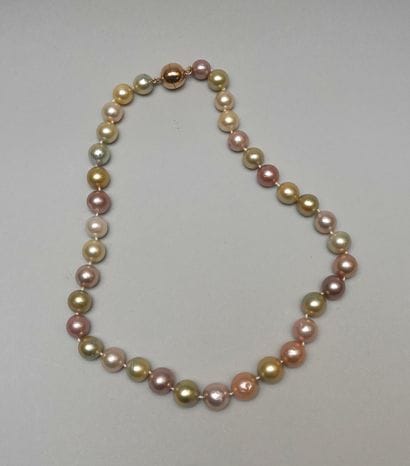 NECKLACE made of cultured pearls in gold,...