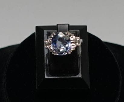18k (750/°°) white gold ring set with a 6.40ct...