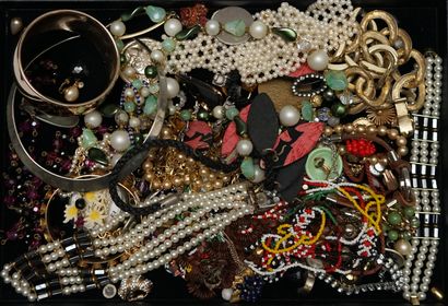 IMPORTANT LOT de bijoux fantaisie en matières...