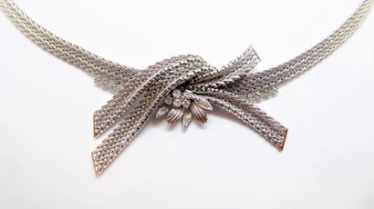 NECKLACE in 18K (750/°°) white gold, cross-linked...