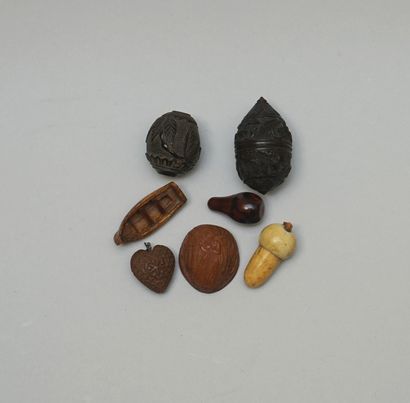 SET composed of small objects in wood or...