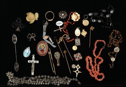 LOT composé de petits bijoux fantaisie religieux...