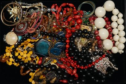 IMPORTANT LOT de bijoux fantaisie en matières...