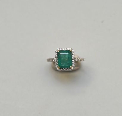 A 18k (750/°°) yellow gold ring set with...