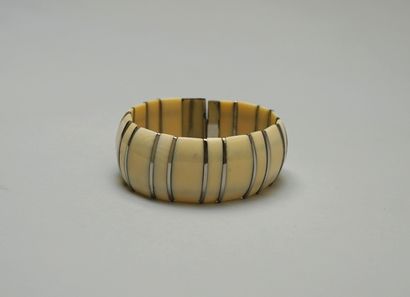 BRACELET jonc large articulé formé de plaquettes...